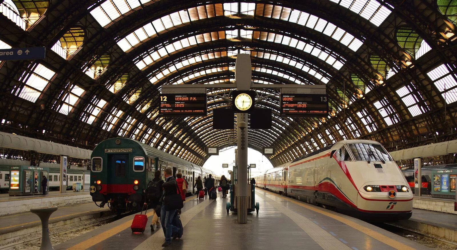 Городской транспорт вокзал. Милано Чентрале вокзал.