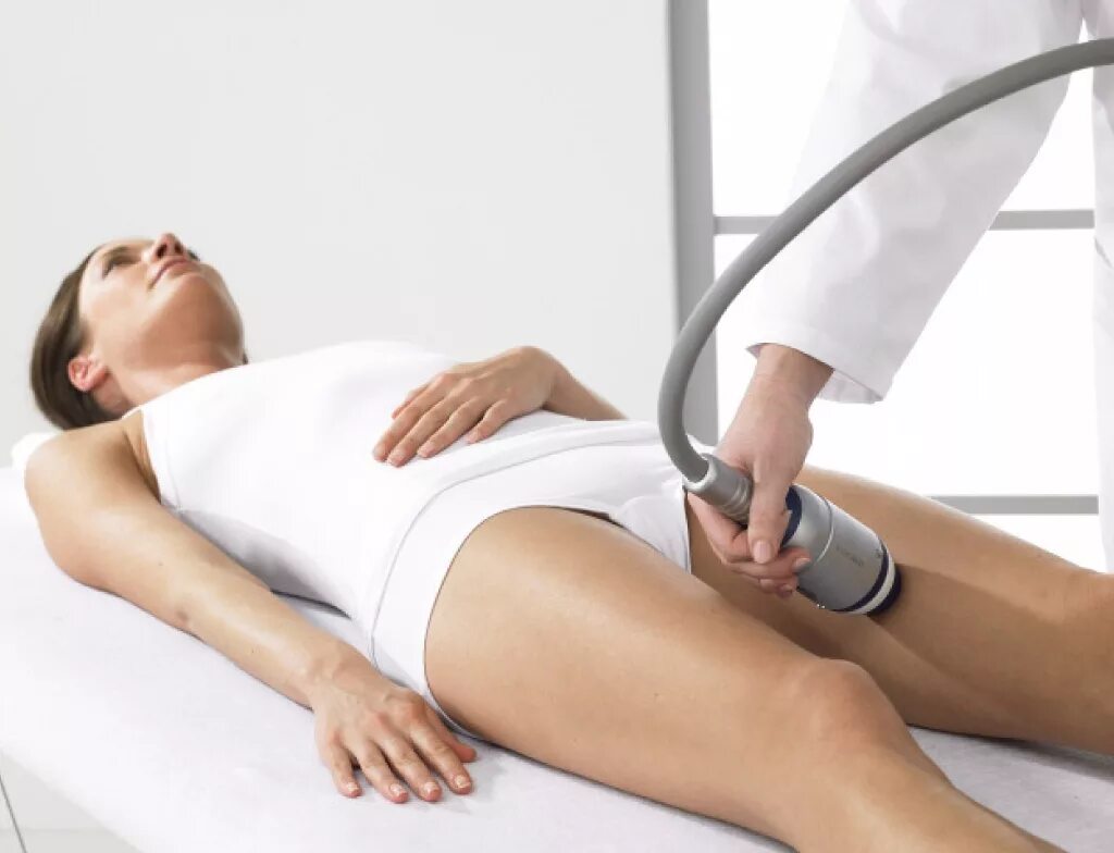 Терапия целлюлита. Апельсиновая корка целлюлит. Апельсиновая корка на бедрах и ягодицах. Апельсиновая корка на коже. Увт терапия при целлюлите.