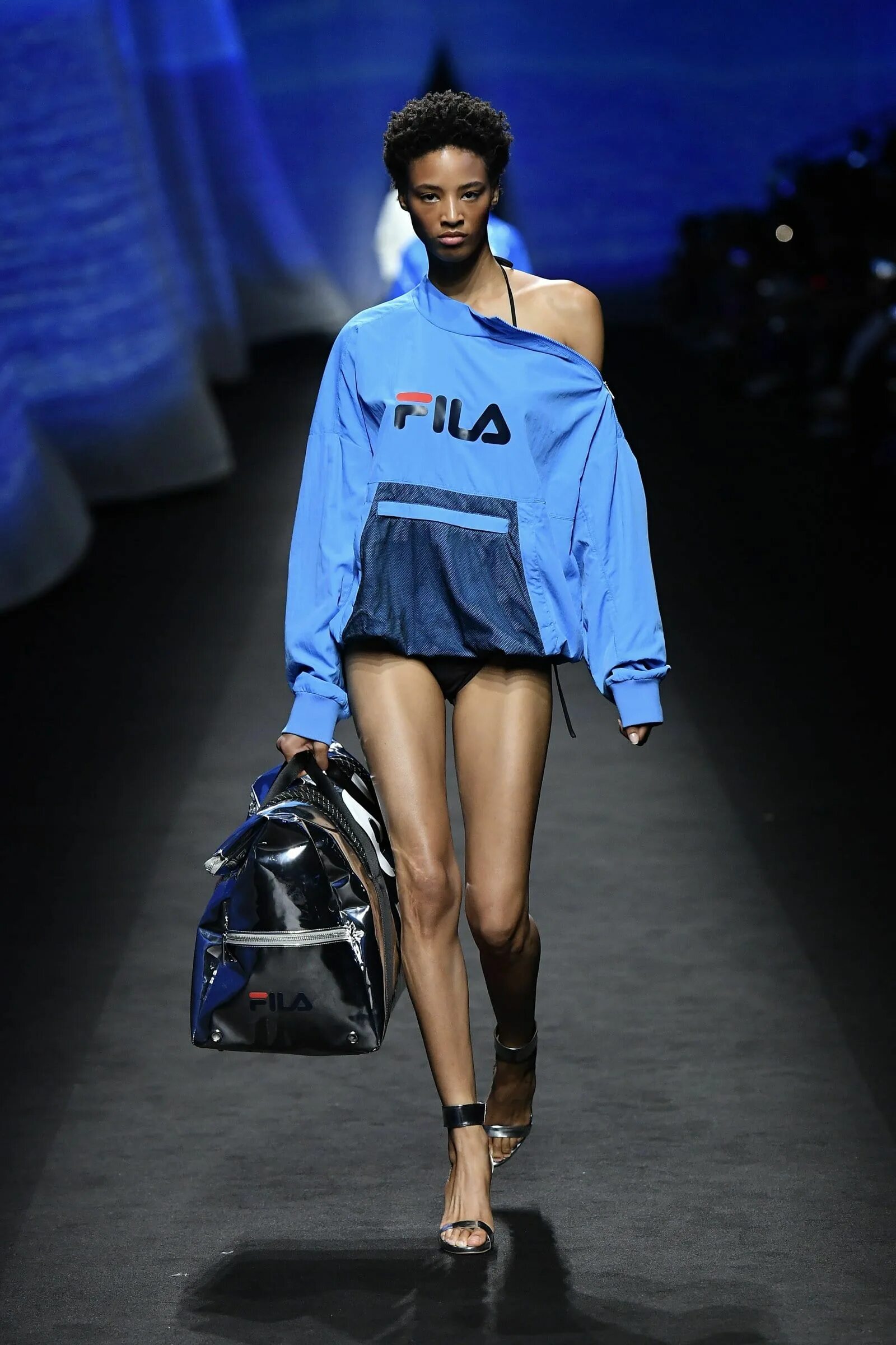 Кендалл дженнер подиум версаче. Подиум (мода). Модель на подиуме. Платье prada. Показ мод.