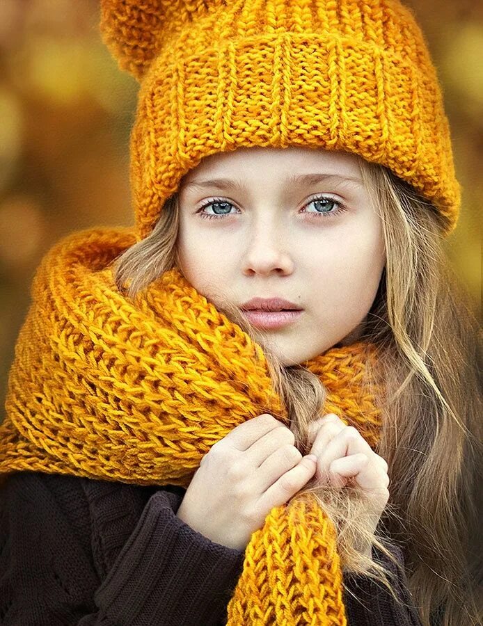 Шапка для девочки на осень. Дети в осенних шапках. Шапка на осень. Дети в осенних шапках. Осень шапка ребенок.