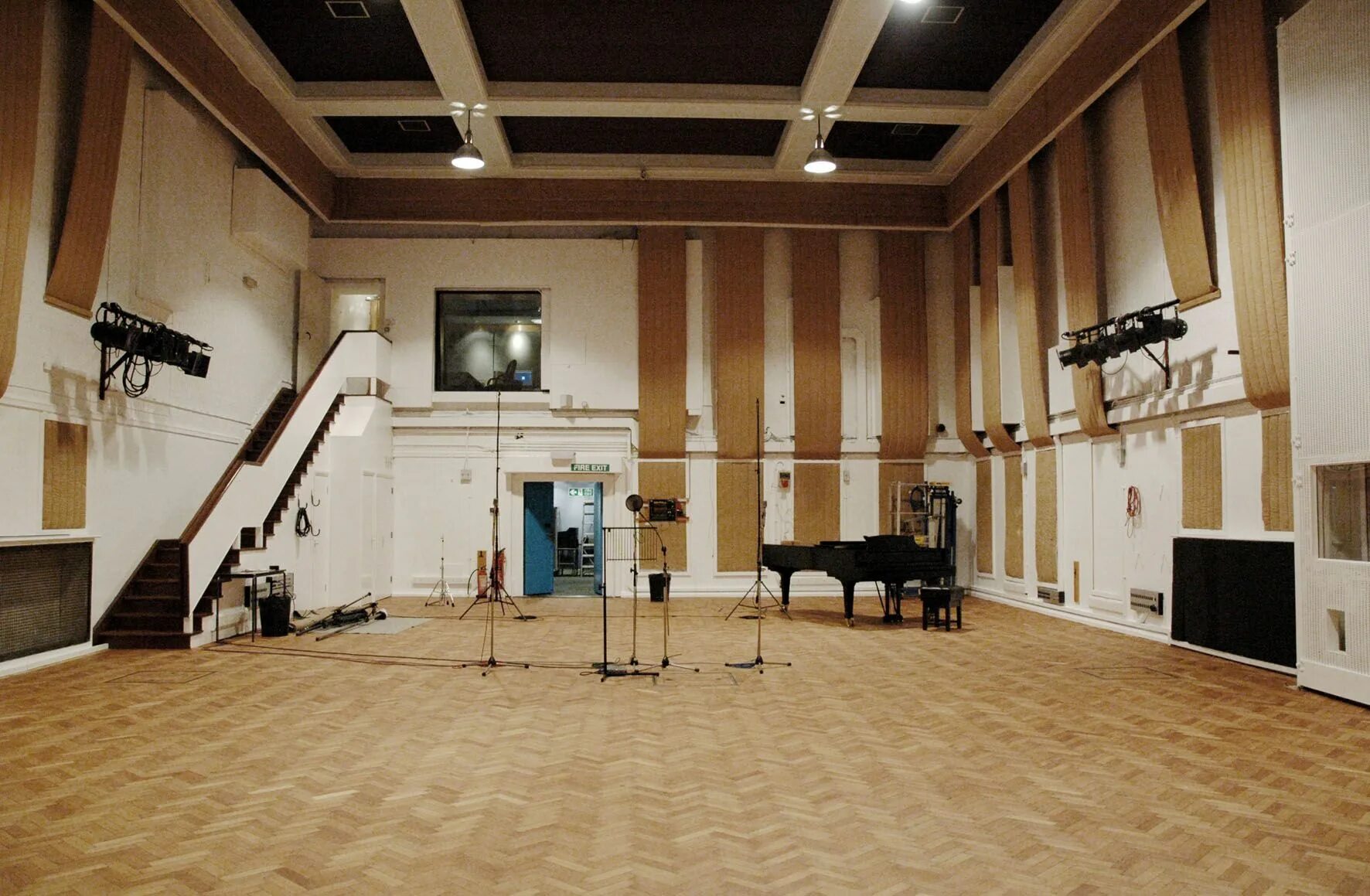 Road studio. Эбби роуд студия. Студия Эбби роуд в Лондоне. Студия звукозаписи Abbey Road. Эбби роуд студия записи.