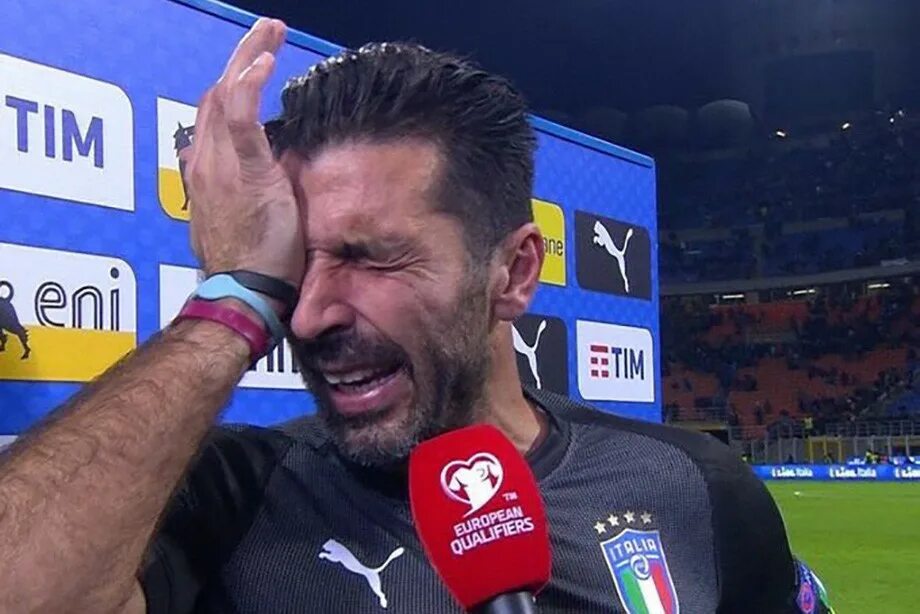 Мужчина плачет в углу. Spinazzola италия. Джанлуиджи буффон сборная италии. Итальянцы болельщики. Эдинсон кавани наполи.