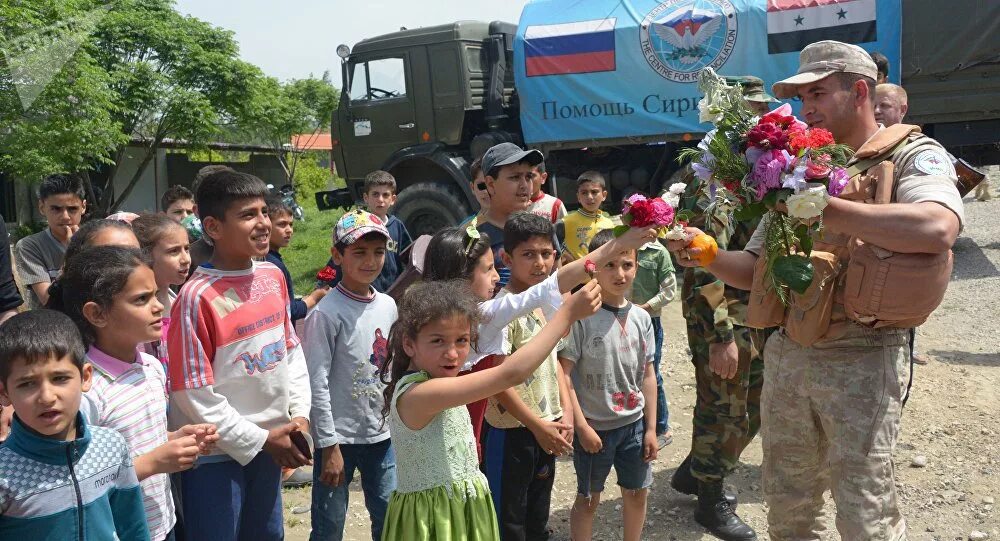 Дети россии дети сирии. Российские военные в Сирии и дети. Дети Сирии и российские солдаты. Российские войска в Сирии дети. Сирийские дети с военными.