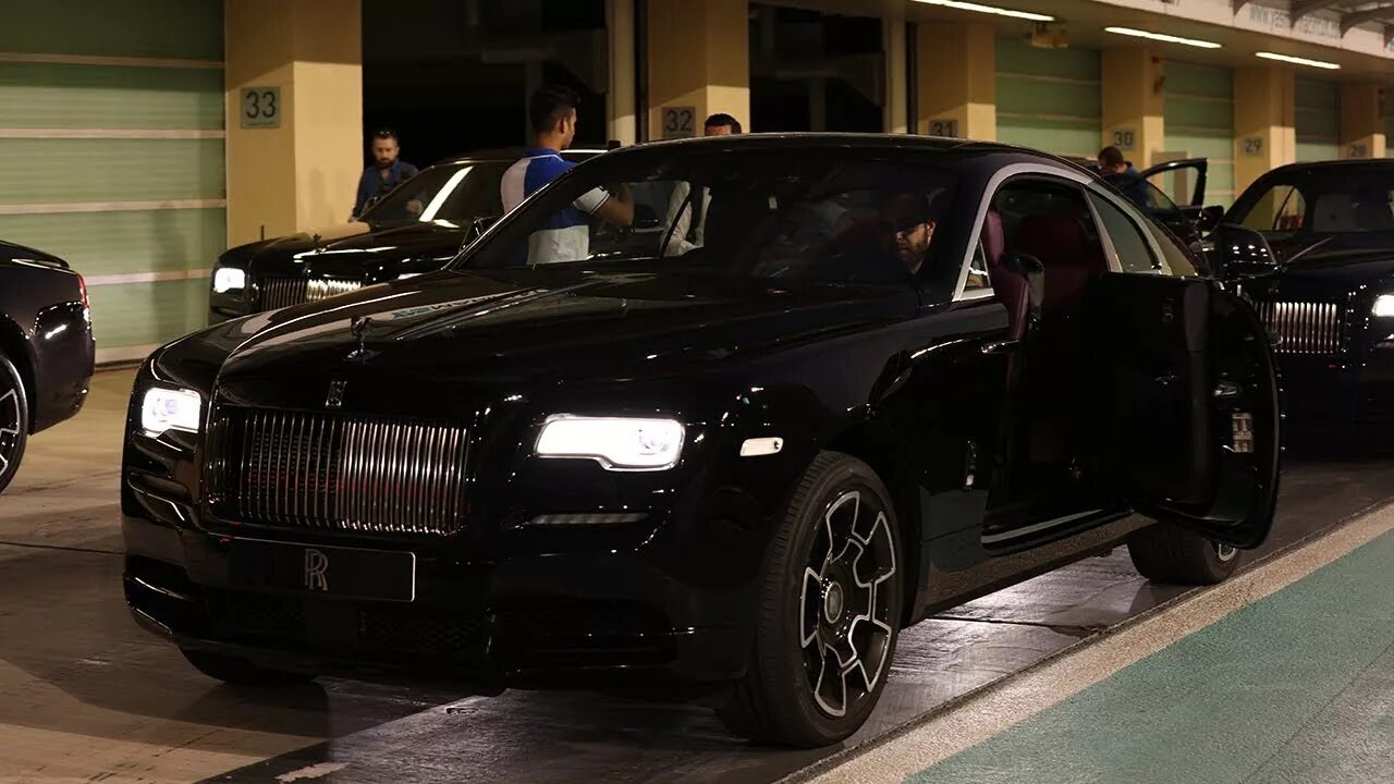 Черный ролс ройс песни. Rolls Royce Wraith Black. Rolls Royce Black badge. Rolls Royce Wraith 2022. Rolls Royce Phantom Black badge.