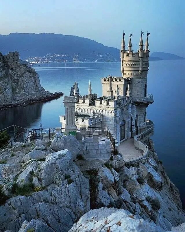 Ласточкино гнездо место. Алушта ласточкино гнездо. Дворец-замок «ласточкино гнездо» в ялте. Ласточкино гнездо 1912. Ласточкино гнездо место.