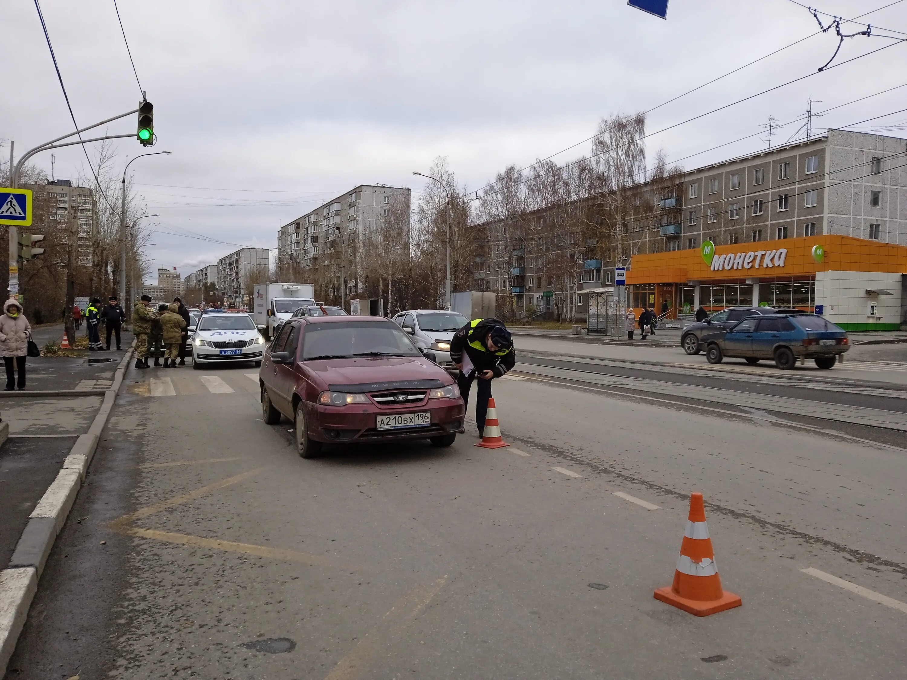 Дорожно-транспортное происшествие. Авария на Викулова Екатеринбург. Пешеходный переход со светофором. Дети улицы.