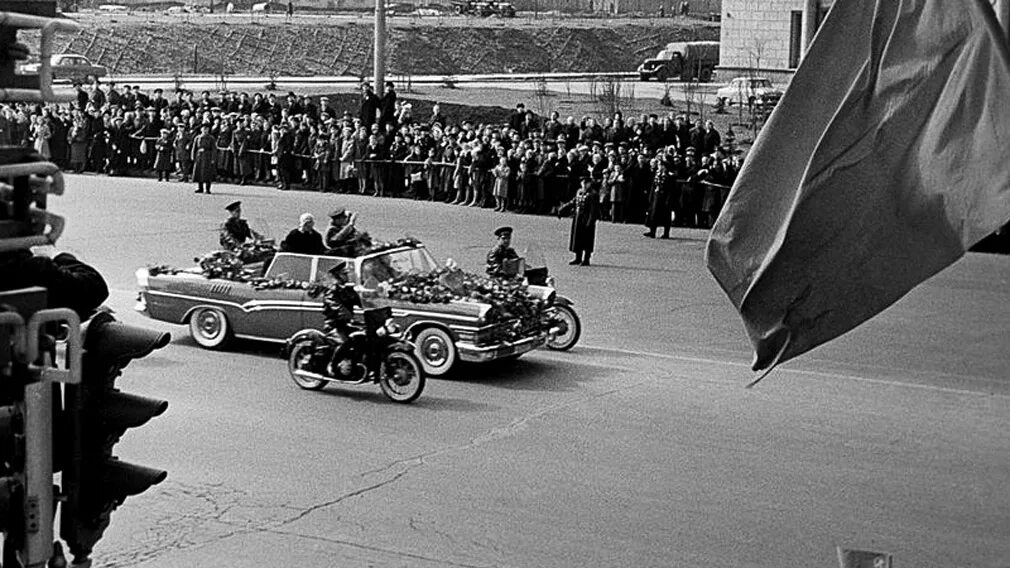 14 апреля 1961 года. ЗИЛ 111в Гагарин. Кортеж Юрия Гагарина Москва 1961. Автомобиль Гагарина ЗИЛ 111в. ЗИЛ 111 встреча Гагарина.