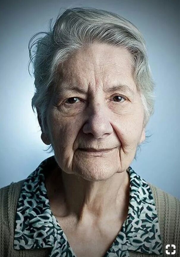 Old woman 18. Старое лицо. Лицо пожилой женщины. Фотопортрет пожилой женщины. Портрет пожилой женщины анфас.