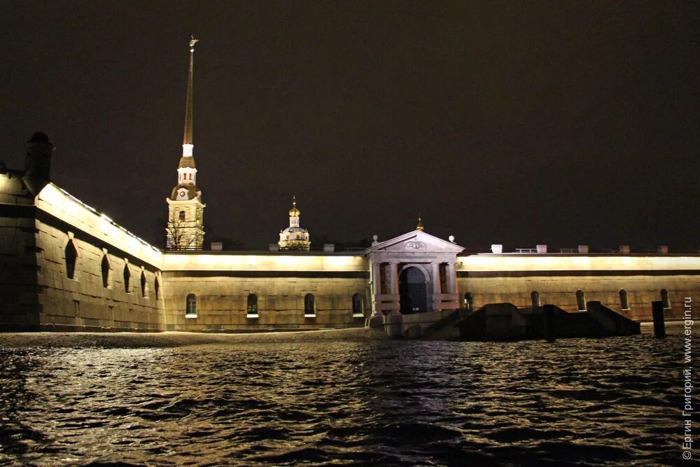 Санкт петербургский театр на неве. Петропавловская крепость. Петропавловская крепость с воды. Набережная Петропавловской крепости. Петропавловская крепость со стороны Невы.