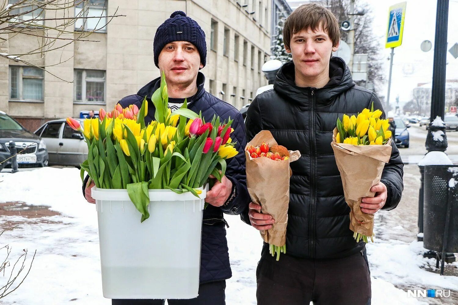 Человек тюльпан. Мужчина с тюльпанами.