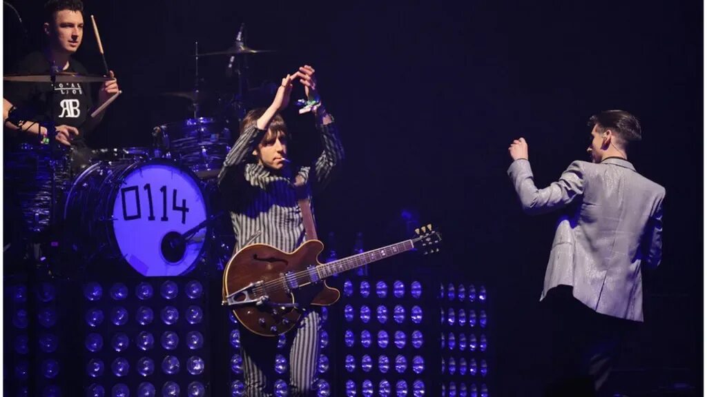 Arctic monkeys live. Arctic monkeys glastonbury 2013. гластонбери фестиваль arctic monkey. arctic monkeys itunes 2013. arctic monkeys - 2025 - live at the royal albert hall.