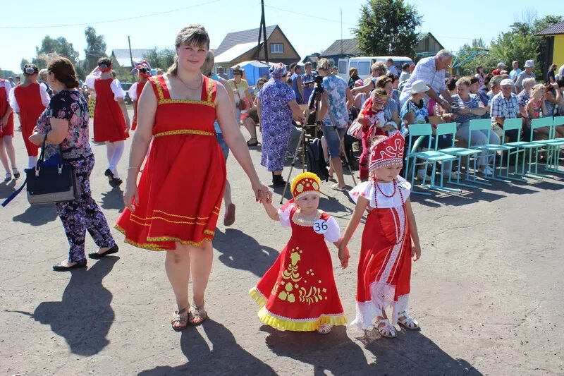 Фестиваль русский стиль энгельс. Праздник русского сарафана. День сарафана в изосимово в 2022. Праздник сарафана. Праздник русского сарафана мичуринский район.