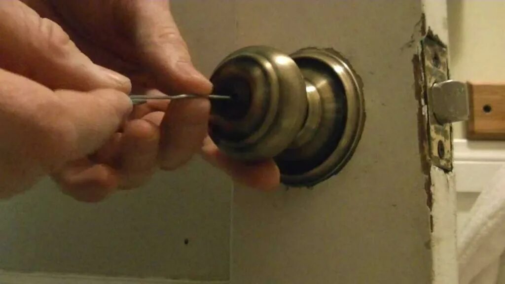 Как открыть дверь если потерял ключ от квартиры. Как открыть квартиру ключи потерял. Как открыть дверь с помощью наблюдателя. How to open Door Lock without Key.