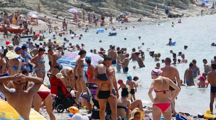 Сочи в июне можно ли купаться. Люди на пляже. Сочи пляж. Черное море пляж люди. Переполненные пляжи.
