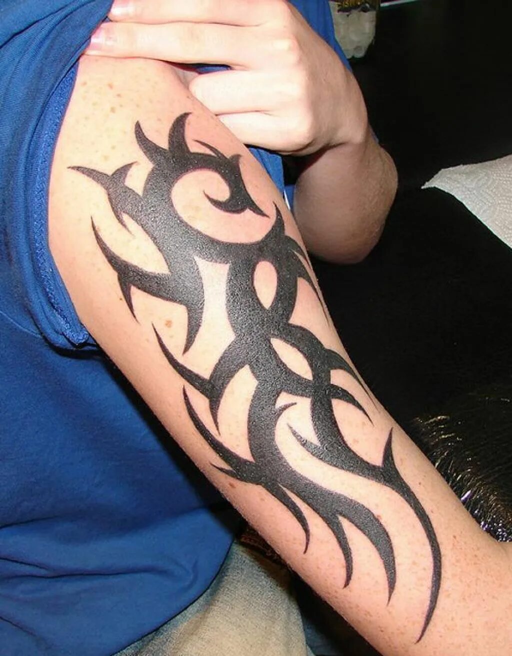 Тату узоры для мужчин на плече трайбл. Татуировка на руку узор. Кельтские трайбл тату. Кельтские трайбл тату. Тату на руке.