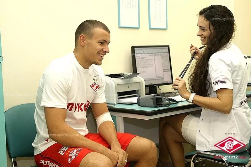 Футбольная команда сафмеди. Костюченков владимир николаевич футбол врач. Атрибуты спортивного врача. Врач футбольной команды. Доктор футболист.