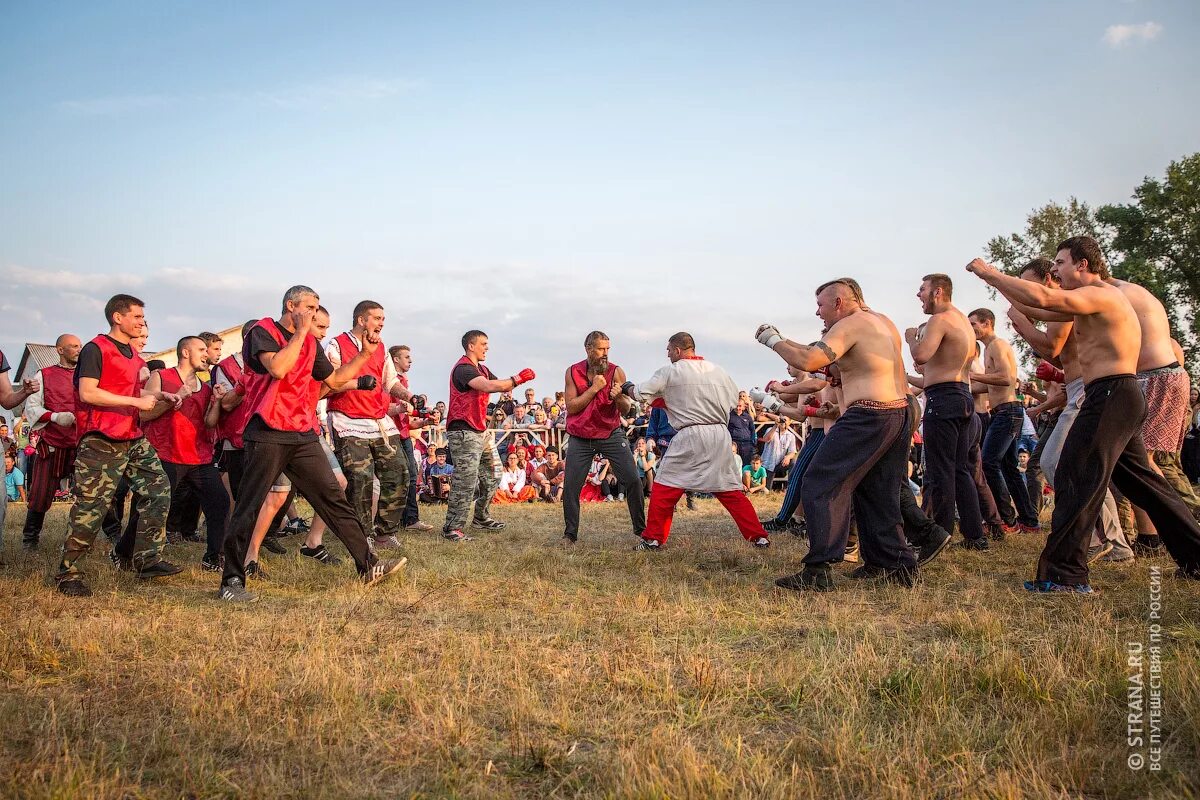 Russian combat. Традиционные игры Атмановские кулачки Тамбов. Кулачные бои Атманов угол. Атманов угол Тамбов. Село Атманов угол.