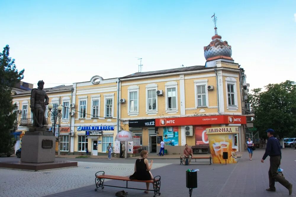 Дает в городе азове