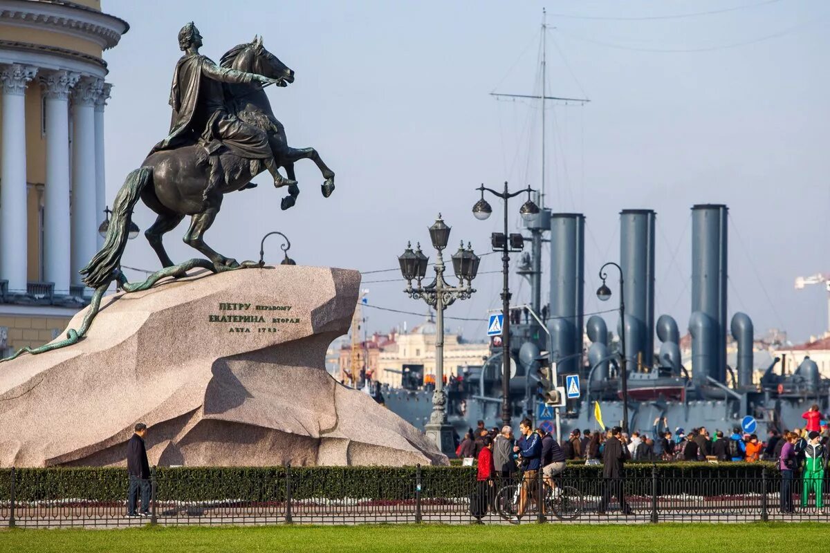 Ездила в питер. Медный всадник памятник Петру 1. Памятник Петру i медный всадник. Медный всадник памятник в Санкт-Петербурге туристы.