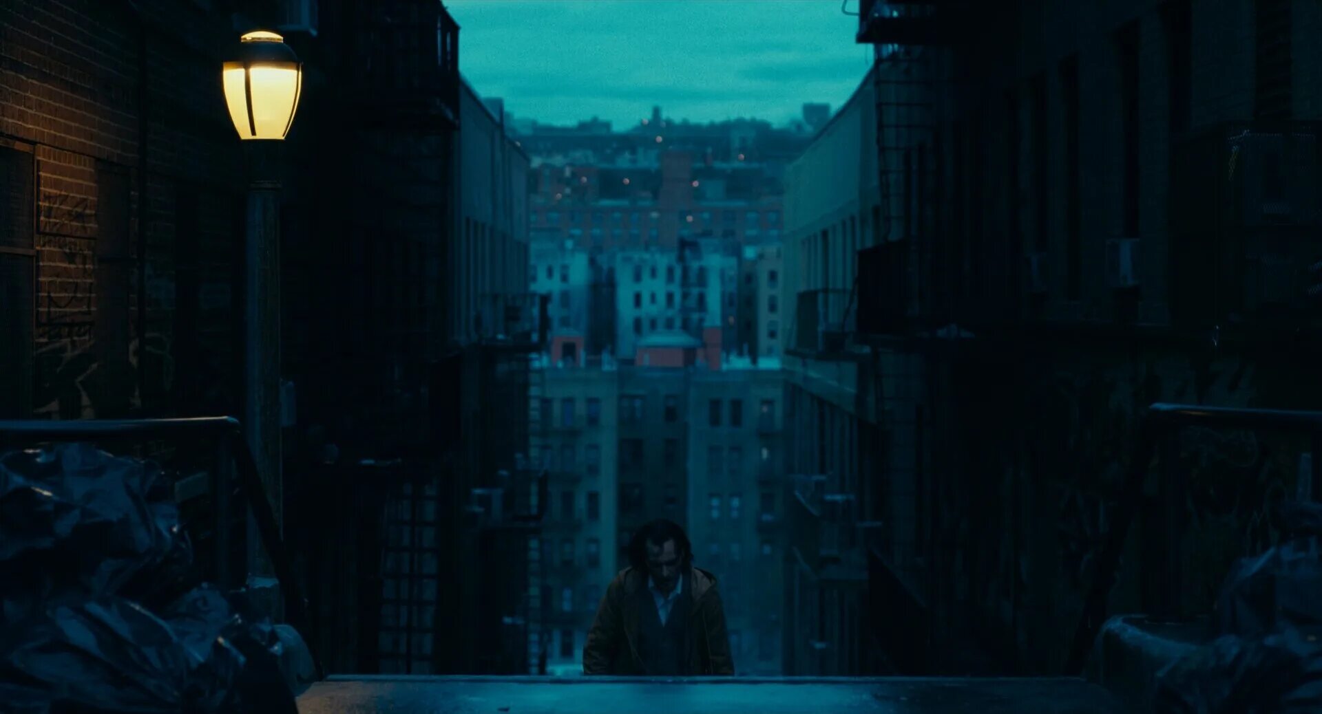 Джокер бэтмен готэм. Джокер 2019 кадры из фильма. Готэм улицы. Готэм сити сериал джокер. Джокер артур флек.