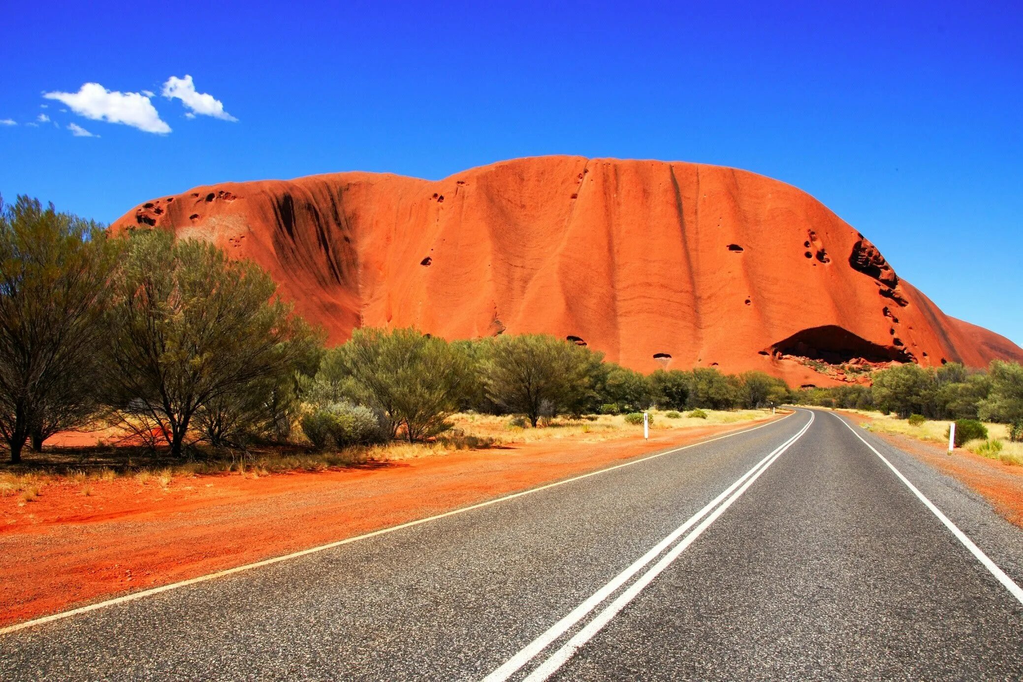 Улуру айерс рок австралия. Скала улуру в австралии. Скала улуру в австралии. Улуру айерс рок австралия. Монолит улуру австралия.