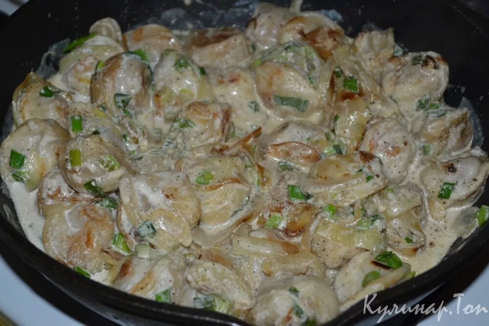 жареные пельмени с сырным соусом. пельмени на сковороде. жареные пельмени с майонезом. пельмени на сковороде. жареные пельмени на сковороде рецепт со сливками.