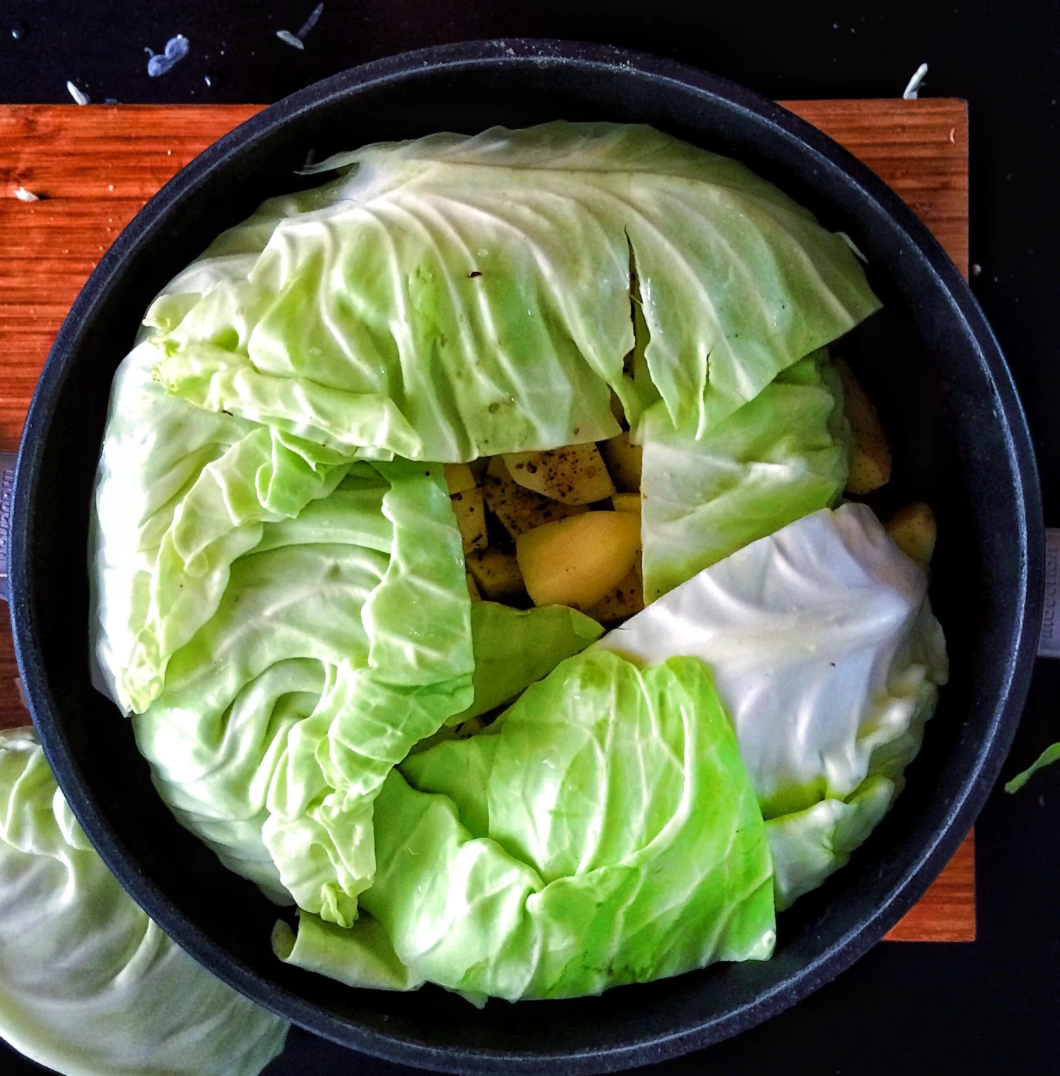 узбекский кухня дамлама. национальное блюдо польши бигос. блюдо в казане с капустными листьями. тушёная капуста с картошкой и курицей. блюдо в казане с капустой.