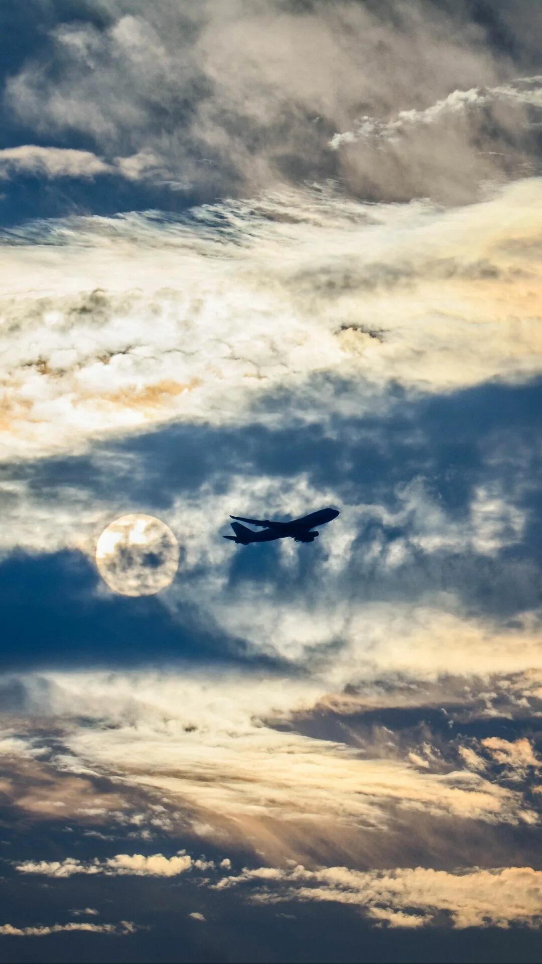 Самолеты летят в облака. Самолет в небе. Самолет в облаках. Полет. Полет в облаках.