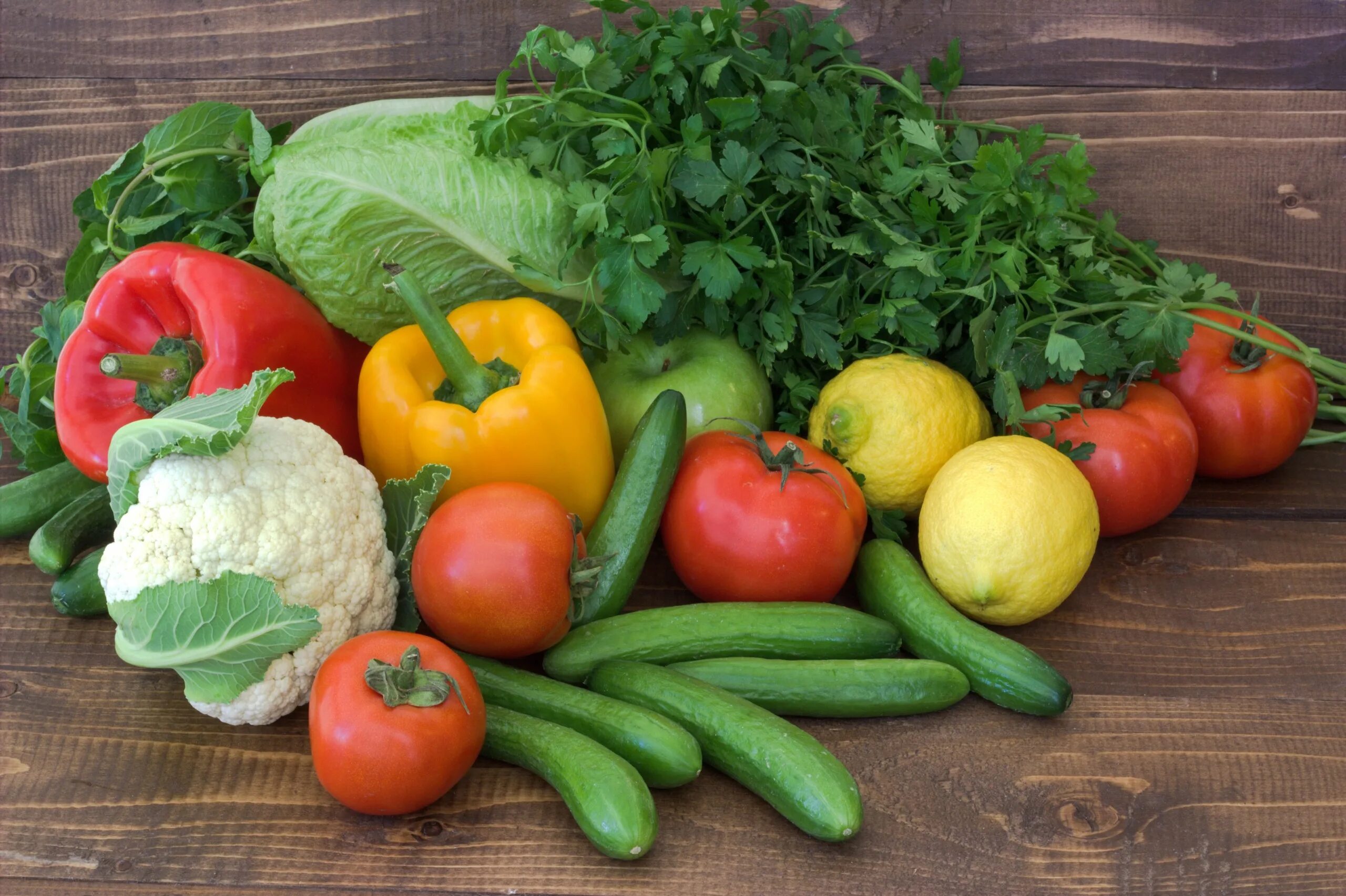 Овощи. Свежие овощи и зелень. Овощи и фрукты. Овощи для щей. Vegetables and cucumber