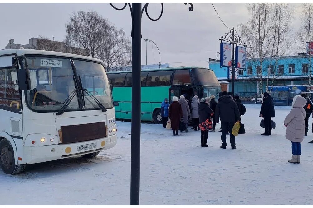 Автобус хорошево вологда. Автовокзал вологда. рейсовый автобус. автобусный вокзал вологда. автовокзал зимой вологда.