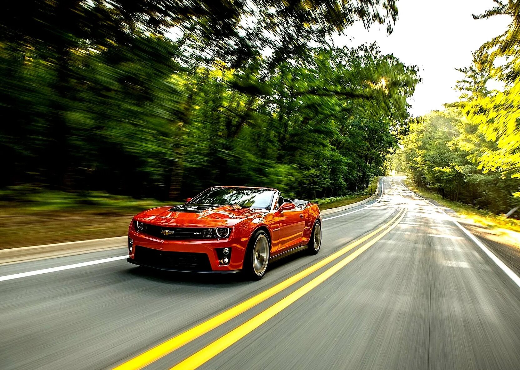 High speed car. Скорость Шевроле Камаро zl1. Chevrolet Camaro zl1 Convertible. Шевроле Камаро кабриолет. Автомобиль едет.