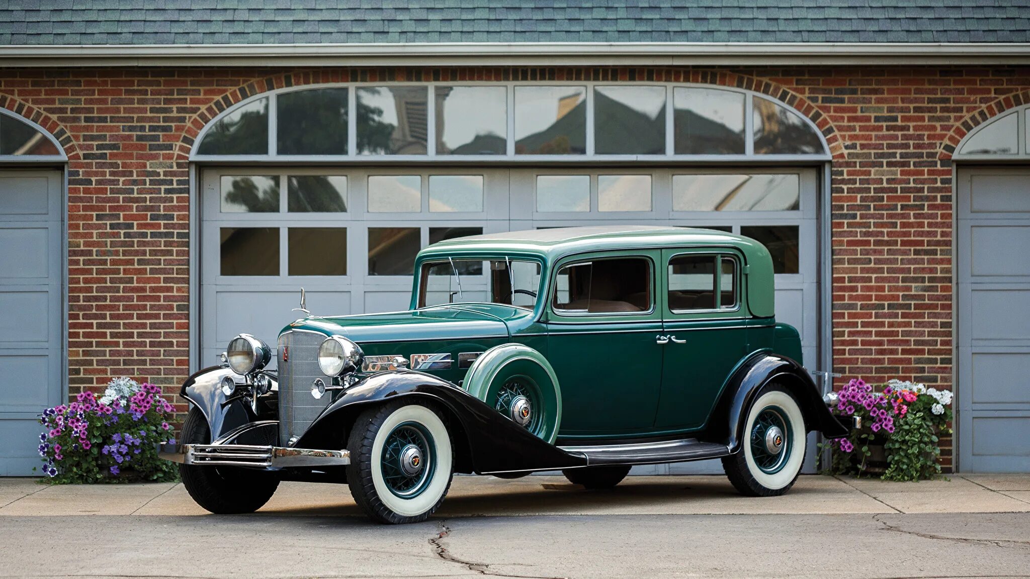 Машины древности. 1933 Cadillac Town sedan. Cadillac Town car 1933. Паккард 12 1933. Кадиллак v12.
