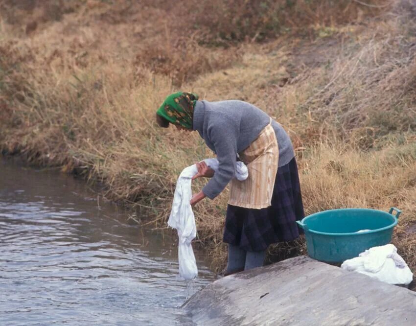 Стирка на реке. Стирка на речке. Стирка белья в реке. Вода стирка.