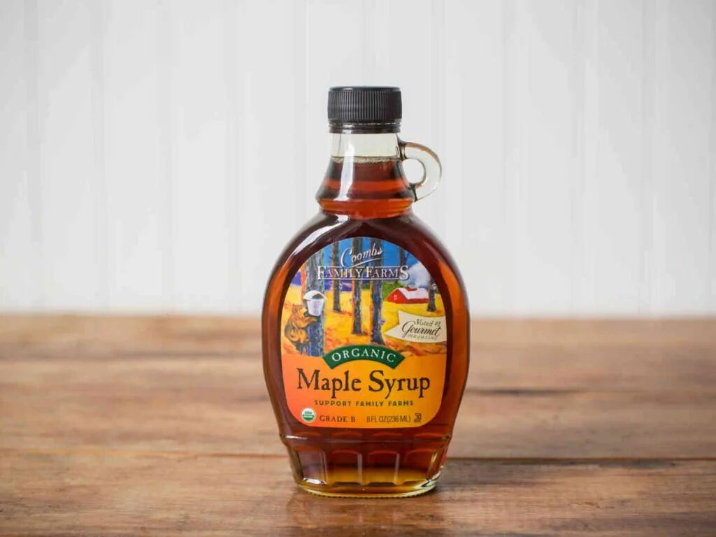 Кленовый сироп из чего делают. Кленовый сироп maple syrup. кленовый сироп канада. американский кленовый сироп мэйпл. maple сироп.