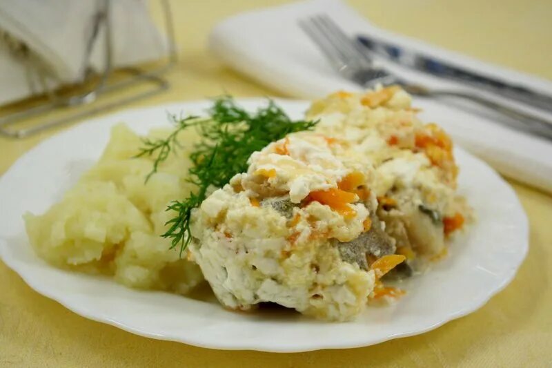 Минтай в мультиварке вкусно. Минтай тушеный. Минтай тушеный с овощами. Тушёный минтай с луком и морковью. Минтай с овощами в сметанном соусе.