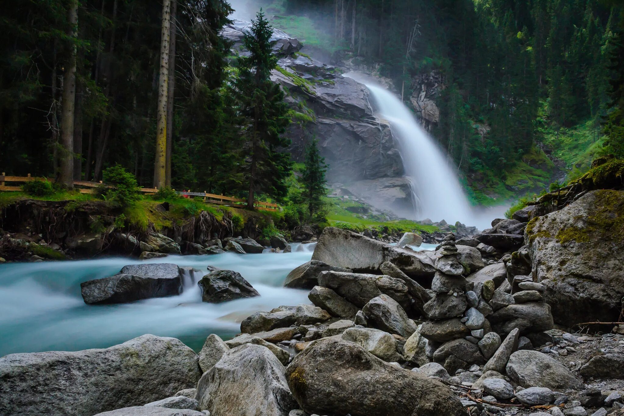 Вода течет по камням. Коста рика водопады. Поток природы. Водопад река горы лес. Поток природы.