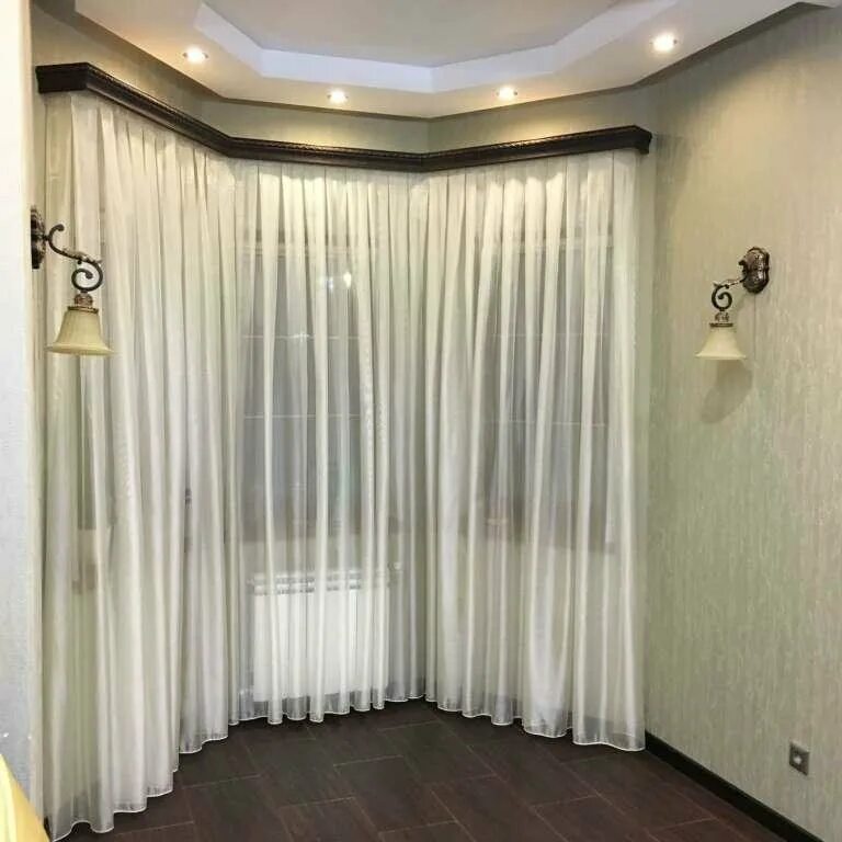 Салон штор и карнизов. Красивые шторы в спальню. Карниз монарх "хром". Шторы и карнизы на заказ. Шторы для эркерного окна в гостиной классика.