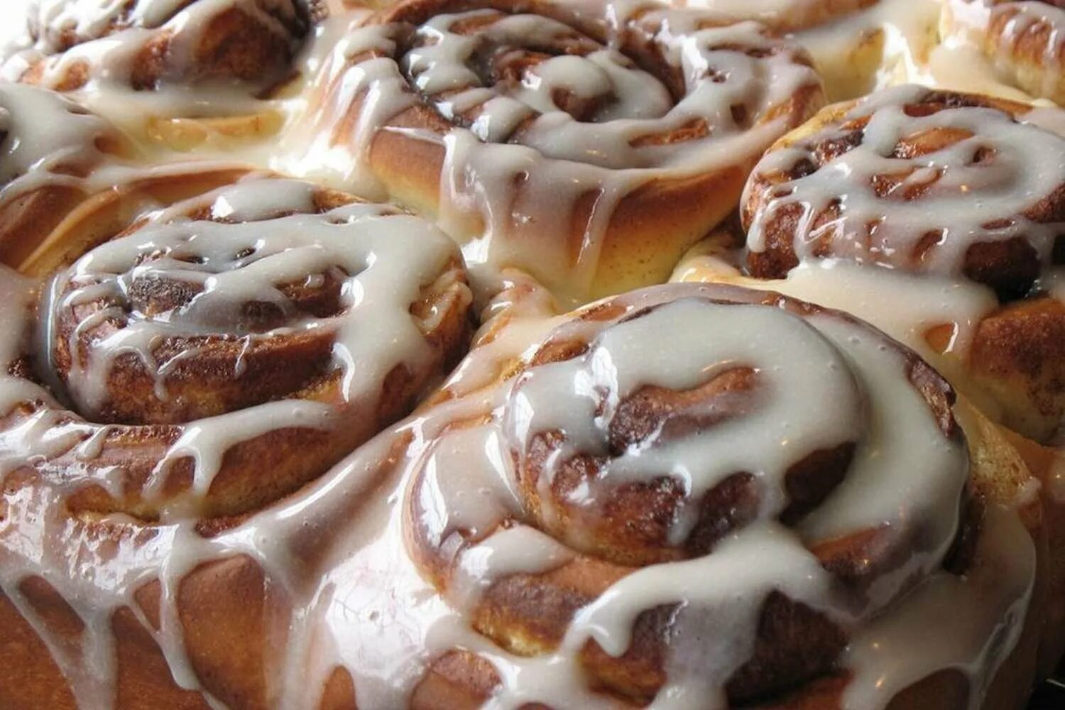 Синабон рецепт домашних булочек с корицей. Синабон 2. Cinnabon булочки. Синамон. Cinnabon булочки с корицей.