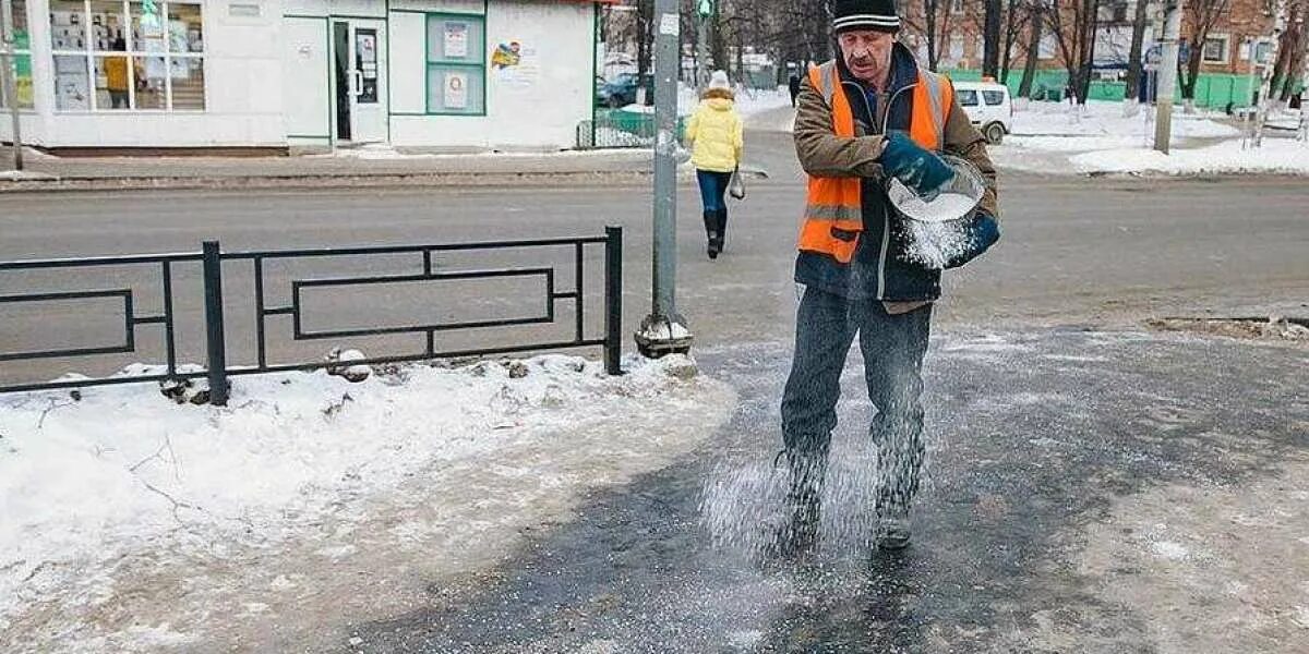 Представьте себе знакомую картину зимой дорогу. Противогололедные реагенты. дороги посыпают солью. соль на дорогах зимой. посыпают дороги зимой.