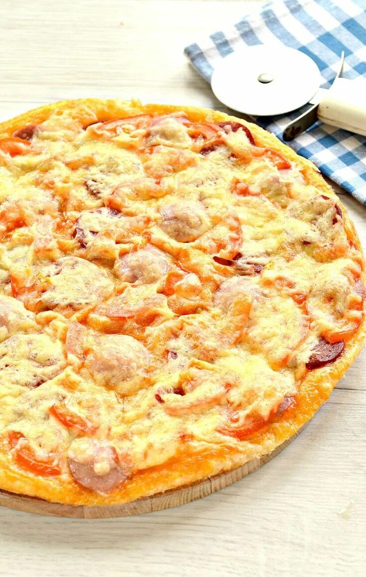 Домашняя пицца без колбасы. Пицца колбаса сыр. Пицца с колбасой. Пицца с сервелатом. Пицца с колбасой и сыром.