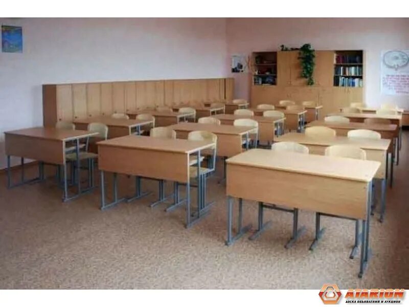 Что можно увидеть в классе. Парты в классе. Школьная парта в школе. Мебель для школьного класса. Мебель для начальной школы.