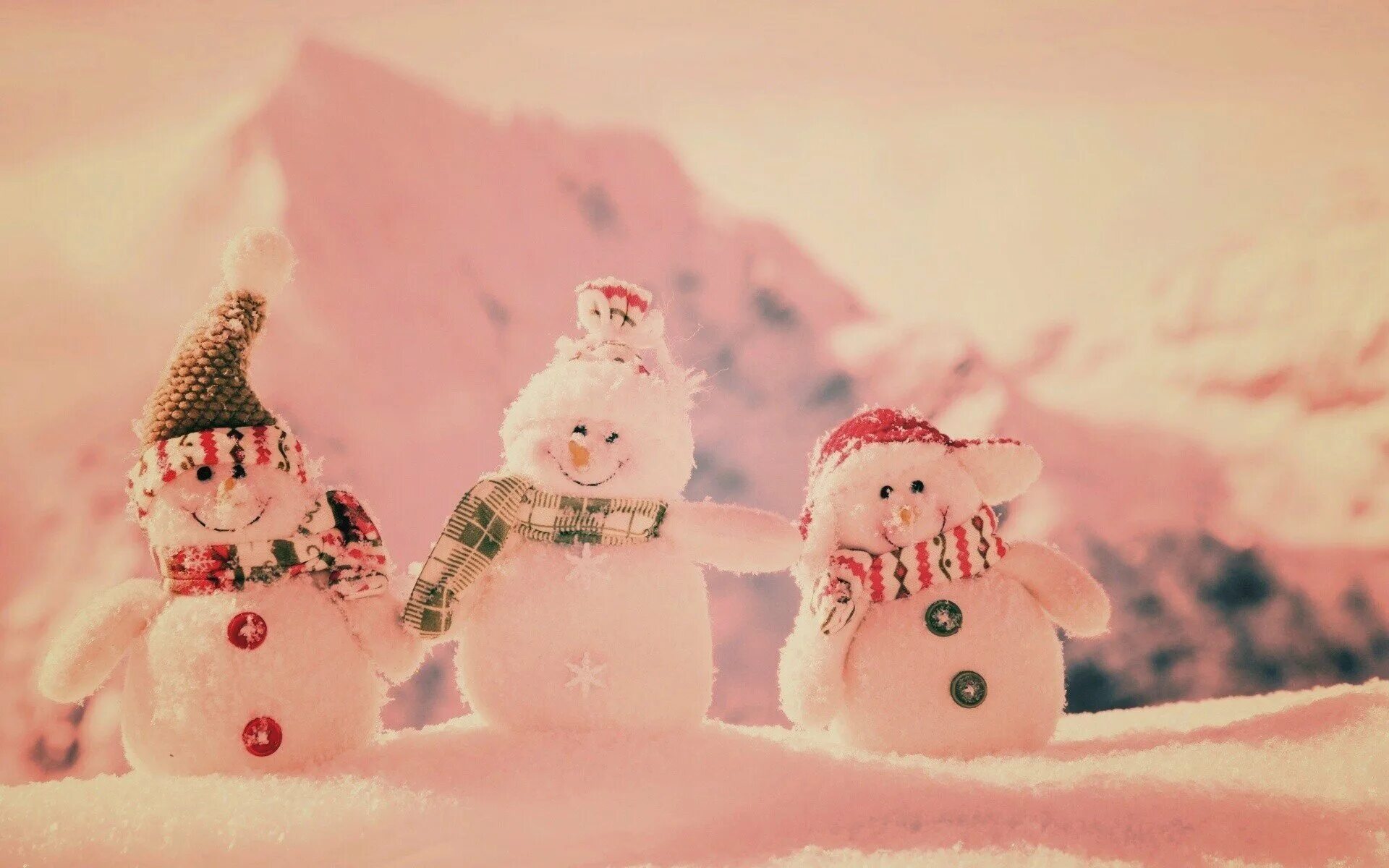 Новый год нежные. Снеговик красивый. Новогодний Снеговик. Новогодние обои на рабочий стол. Три снеговика.