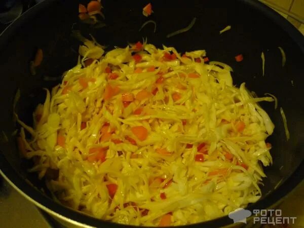 тушеная капуста без томата. тушёная капуста без томатной пасты в сковороде. томатная паста с овощами. тушёная капуста без томатной пасты. тушеная капуста крупно нарезанная.