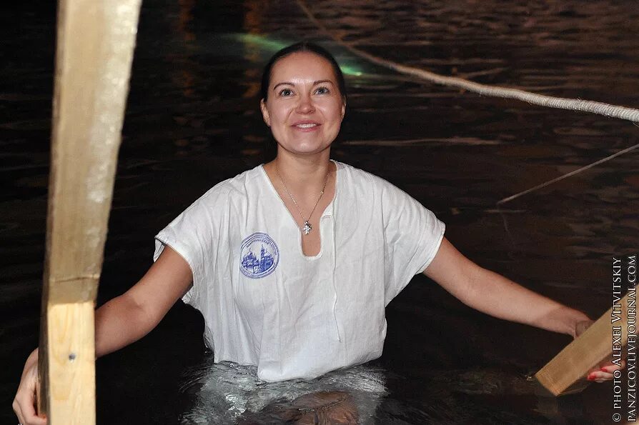 крещенские купания. крещенские купания. женщины купаются. купание в проруби в сорочке. крещенские купания в сорочках.