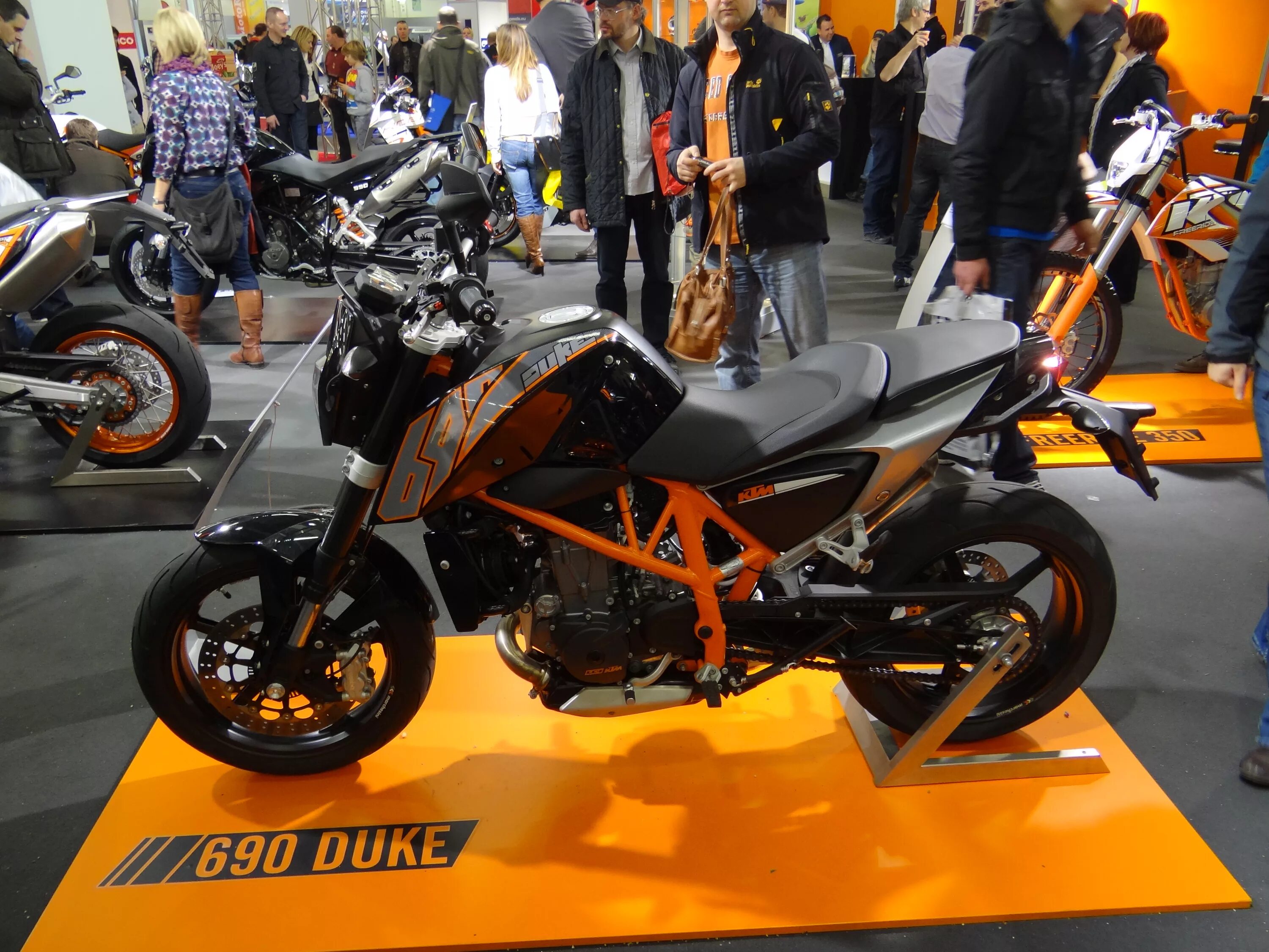 Мотоцикл ktm 690 duke. Ктм дюк 690. Ктм duke 690. Ktm 690 duke. Мотоцикл ktm 690 duke.