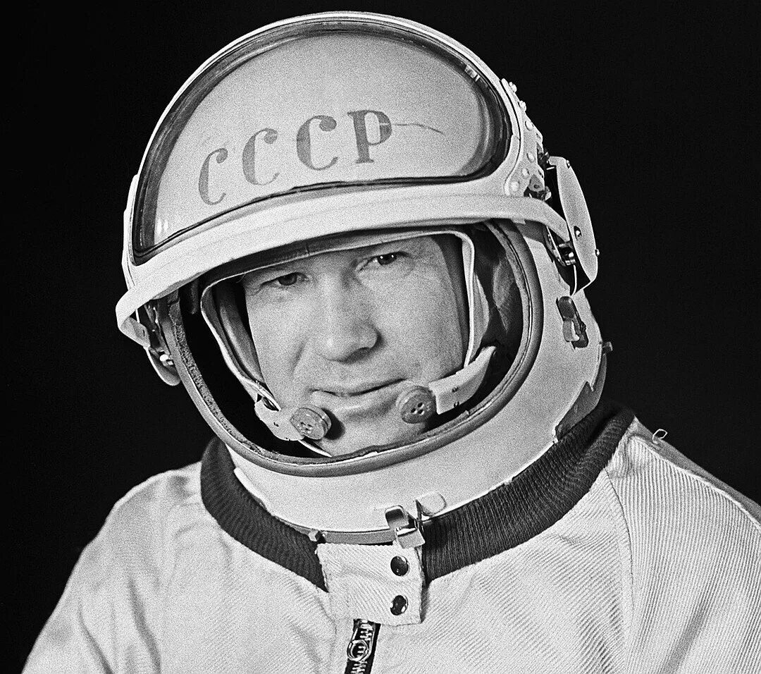 5 первый советский космонавт. Леонов космонавт выход в космос.