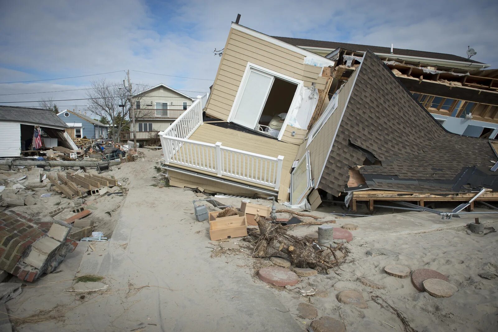 Нью-Йорк ураган "Сэнди" в 2012 году.. Дом с разрушенной крышей. Дома после смерча.