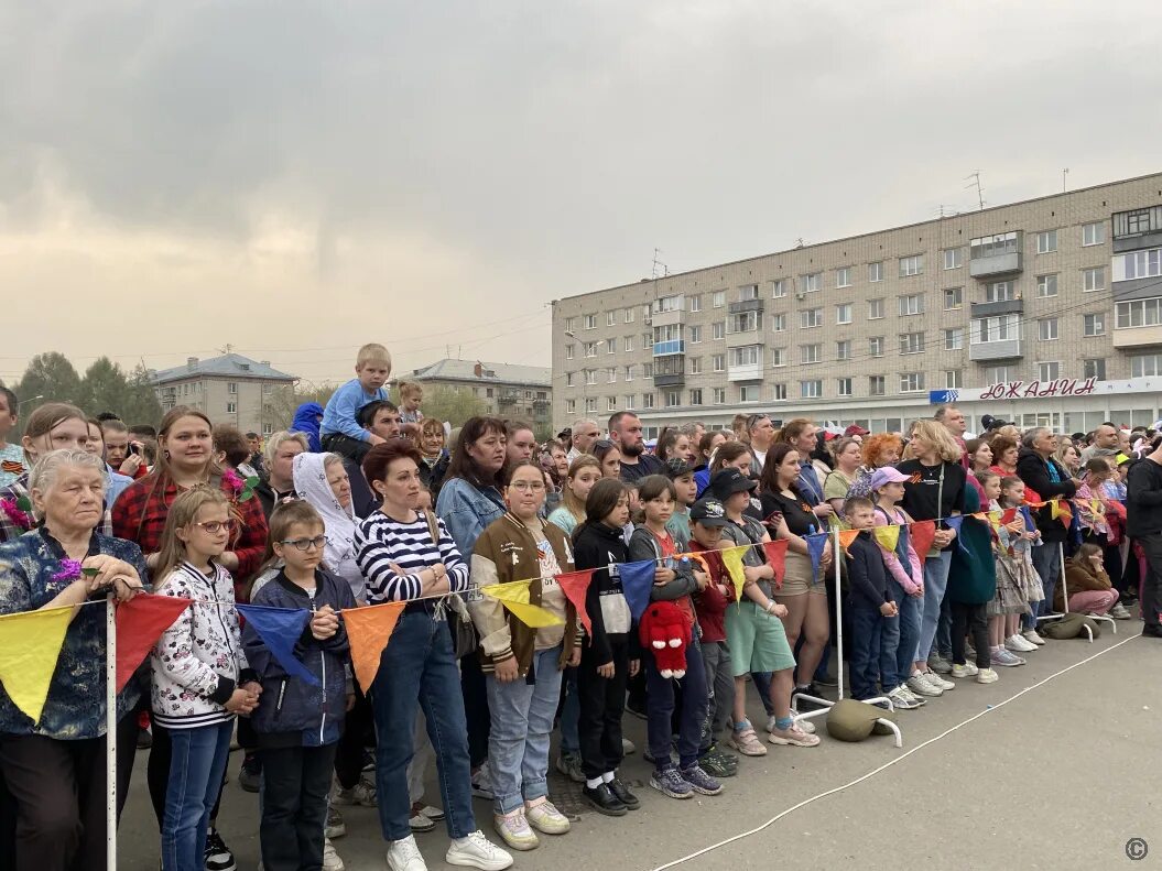 День Победы улица праздник\. Мероприятия приуроченные ко Дню Победы. Праздничная улица. 9 Мая концерт на улице. Канал победа барнаул