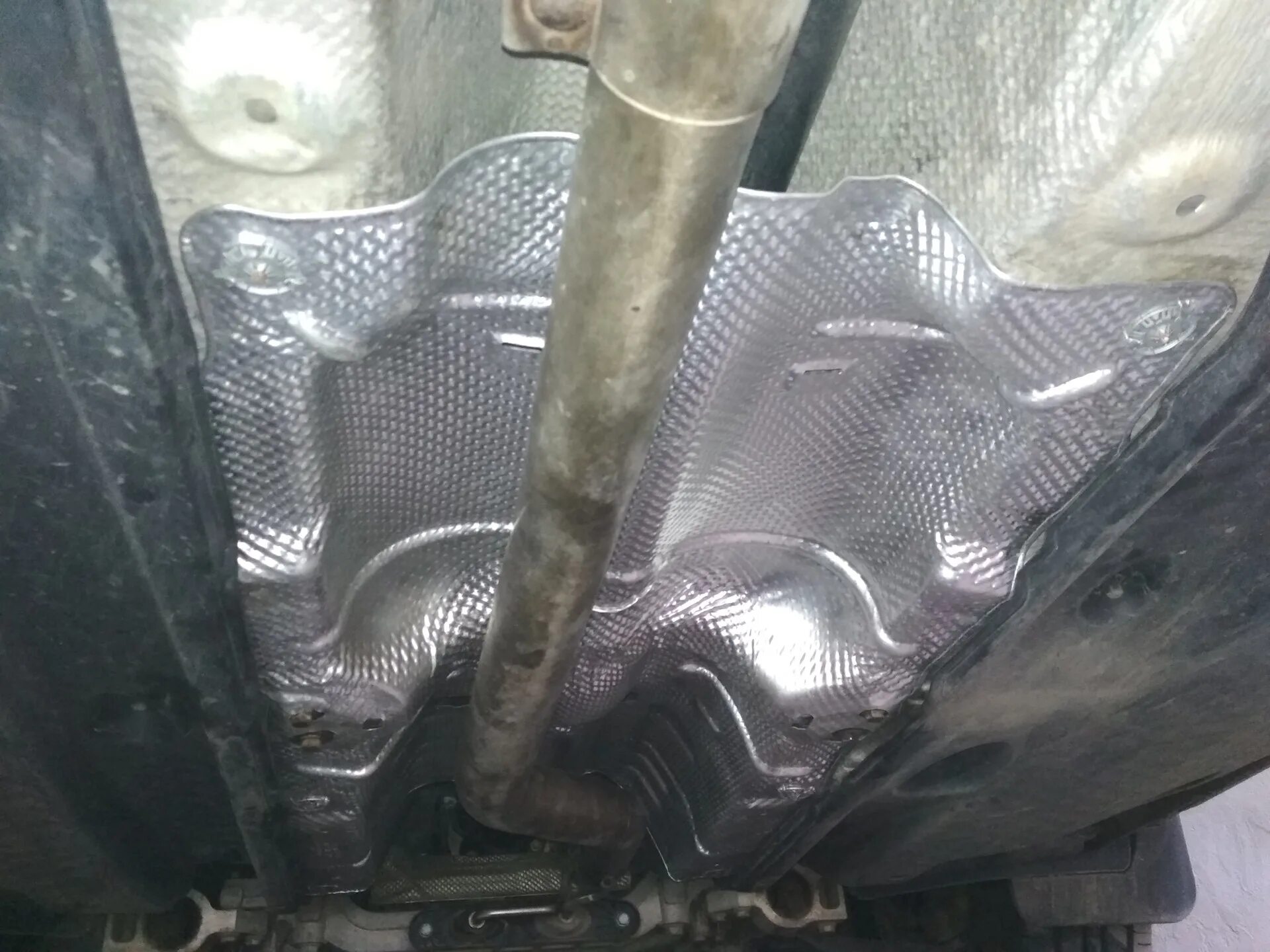 Термоэкран глушителя. Термоэкран пассат б3. термоэкран глушителя вольво s80. 5n0521441 vag теплозащитный экран. термоэкран пассат б3 глушителя.