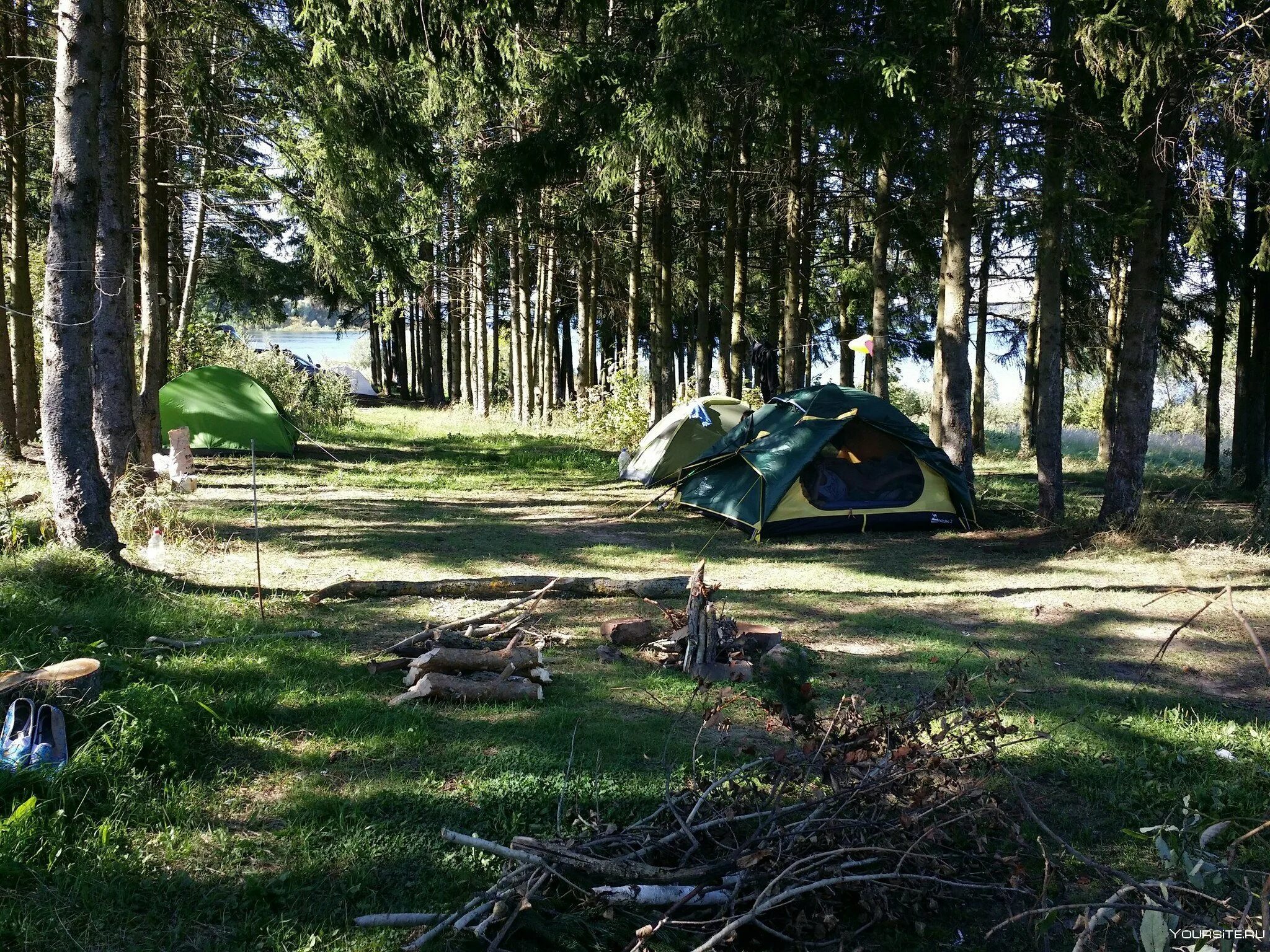 Camping rus. Озернинское водохранилище кемпинг. Озернинское водохранилище кемпинг с палаткой. Семиозерье кемпинг. Арюшина гора кемпинг.